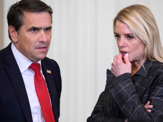 La ministra Pam Bondi chiede dati elettorali in cambio del ritiro delle forze dell'ordine da Minneapolis, i Democratici lo definiscono un ricatto