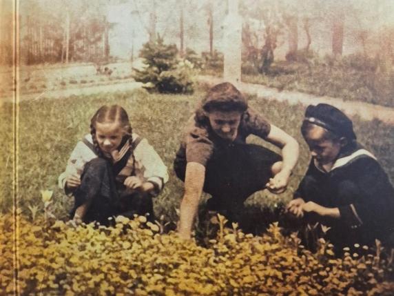 La sorprendente quotidianità delle SS ad Auschwitz tra celebrazioni, affetti e piaceri culinari