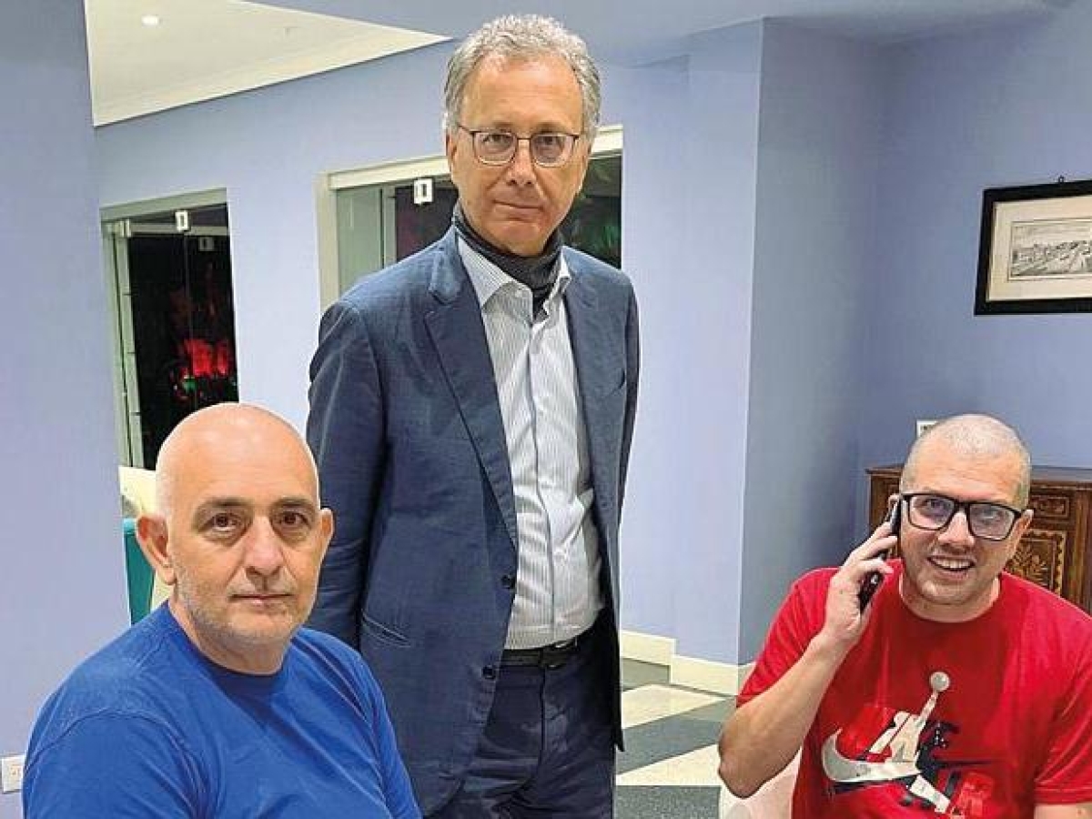 L'ambasciatore De Vito: Accoglienza di Trentini e Burlò con un portacenere improvvisato e un gruppo di psicologi