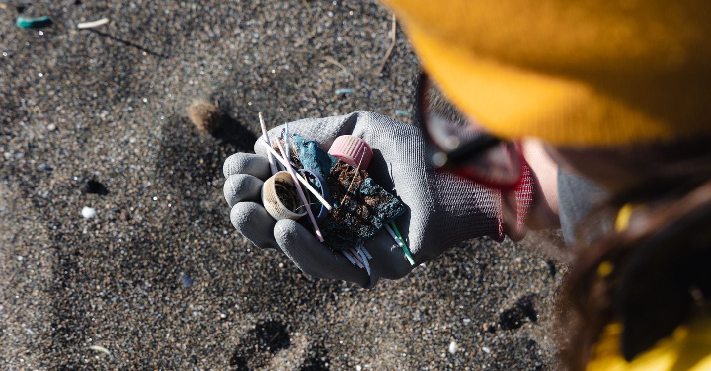 Legambiente: plastica costituisce l'80% dei rifiuti in parchi e spiagge