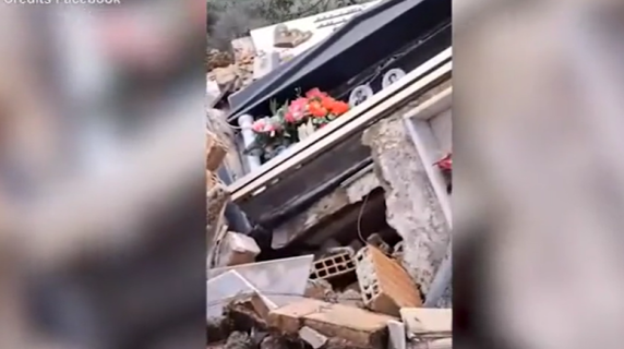 Maltempo in Calabria, frana nel camposanto di San Mauro Marchesato: tombe precipitate nel dirupo