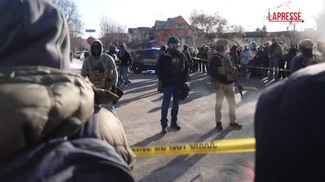 Manifestazioni a Minneapolis contro l'Ice dopo la morte di un uomo, cori di protesta contro gli agenti federali e accuse di codardia