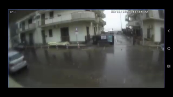 Mareggiate a Catania travolgono la strada: le foto scattate a Fondachello