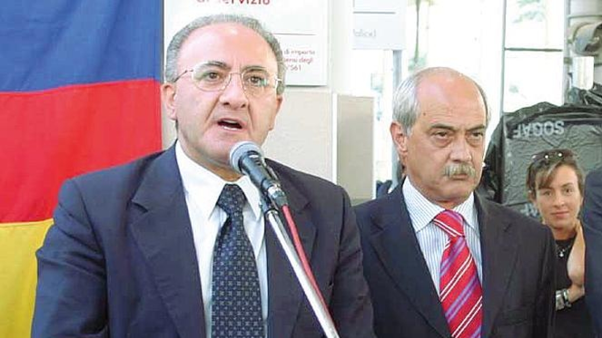 Mario De Biase, l'ex protetto di De Luca: «Ritornerà a fare il sindaco, ma come le Luci d’artista: obsolete e intermittenti»