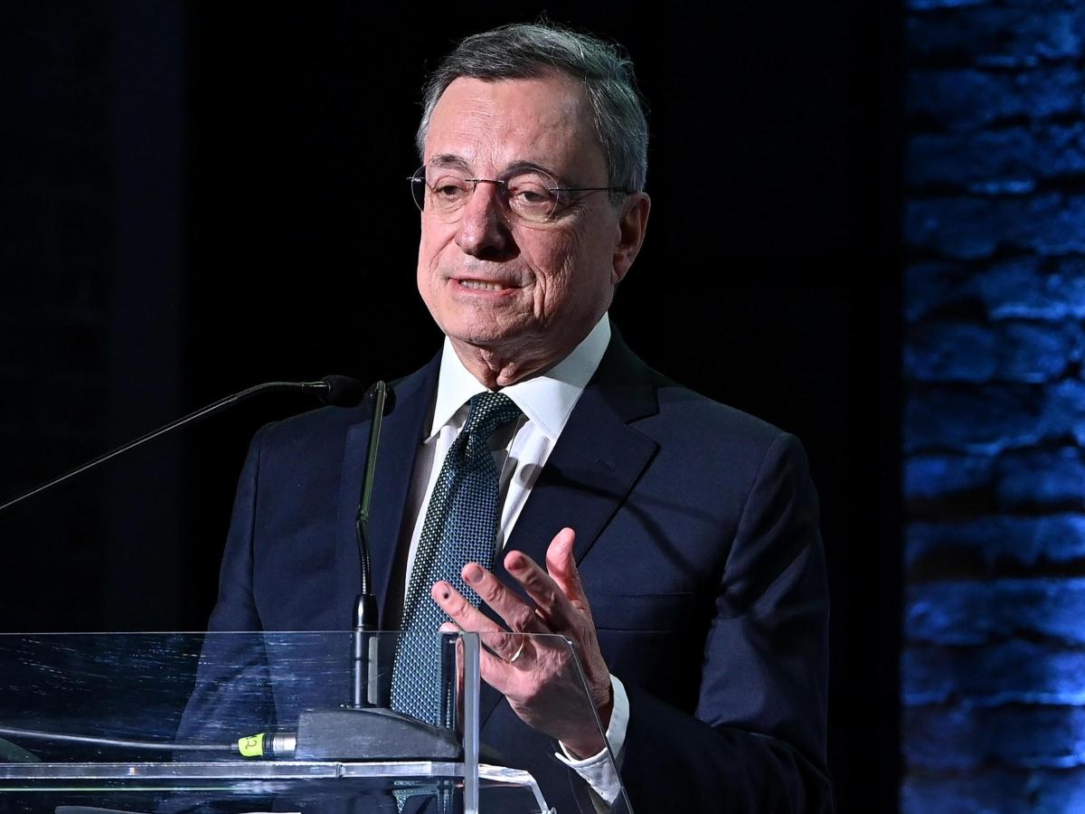 Mario Draghi riceve il premio Carlo Magno: l'ex premier avverte sui molteplici nemici dell'Europa