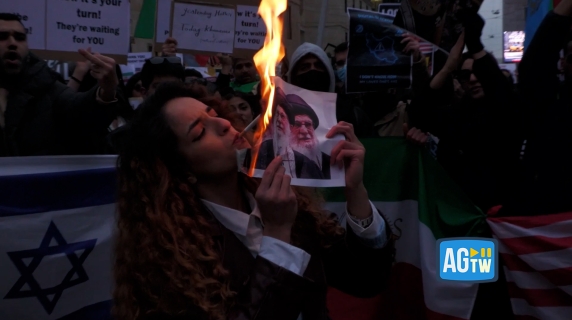 Milano, manifestazione davanti al Consolato americano per l'Iran: attivista accende una sigaretta con l'immagine di Khamenei