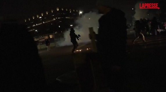 Minneapolis, forze dell'Ice disperdono i manifestanti con lacrimogeni e spray irritanti