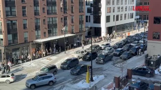 Minneapolis in mobilitazione, migliaia manifestano contro Trump e l'ICE