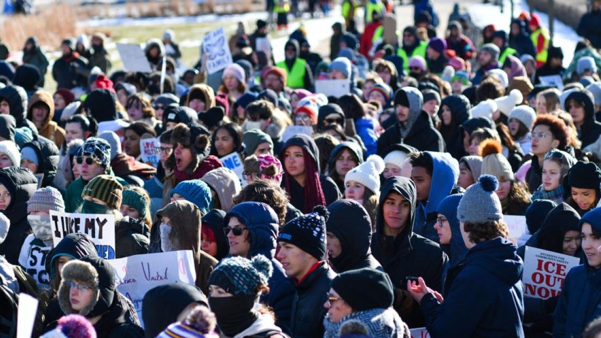 Minneapolis, poliziotto colpisce un immigrato e scoppiano nuovi conflitti