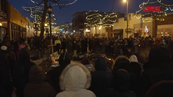 Moltitudini al tributo per Alex Pretti: la commemorazione dell'uomo deceduto per mano degli agenti federali