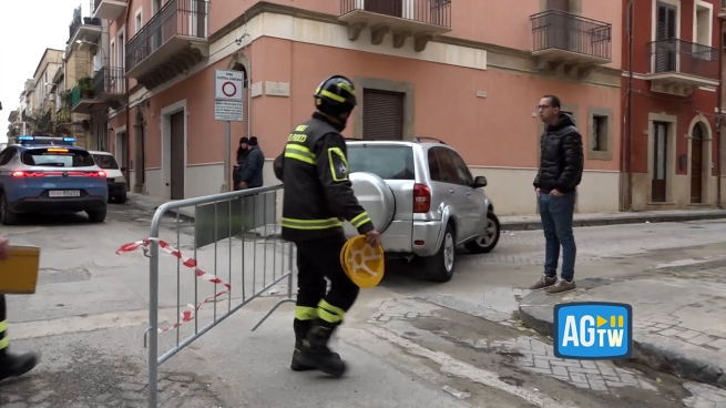 Niscemi, i cittadini recuperano i loro beni dalle abitazioni da lasciare definitivamente nella zona rossa