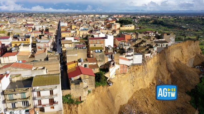 Niscemi: il quartiere distrutto dalla frana con case danneggiate e auto sospese nel vuoto