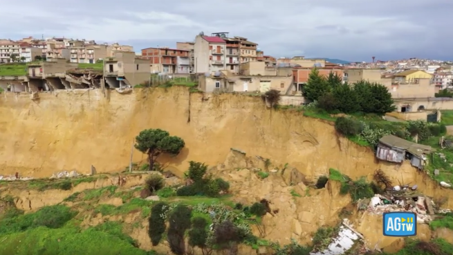 Niscemi, spettacolari riprese aeree dopo la frana: case in bilico sul dirupo