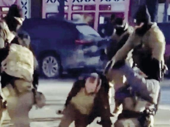 Omicidio Pretti, le varie dichiarazioni di Bovino: da intento omicida a morte evitabile. La ministra ribadisce: era un terrorista