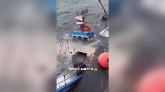Peschereccio affondato nel porto di Catania a causa del maltempo