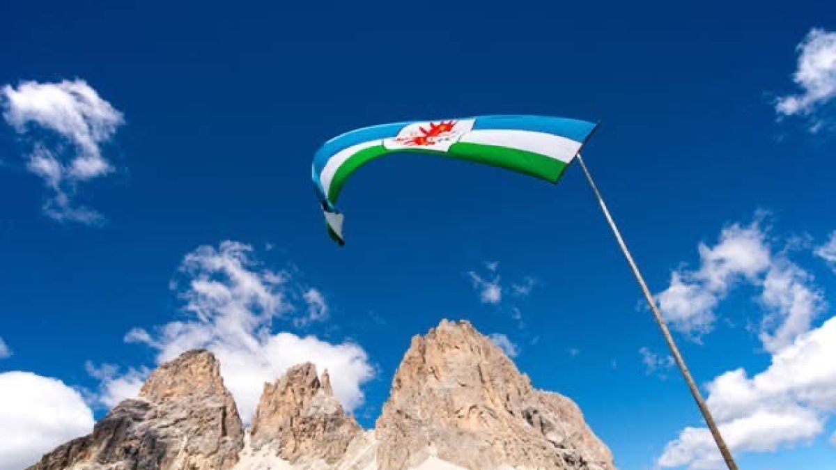 Protesta dei ladini contro Milano-Cortina, 500 bandiere vendute: rivendichiamo la nostra identità senza imposizioni dall'alto