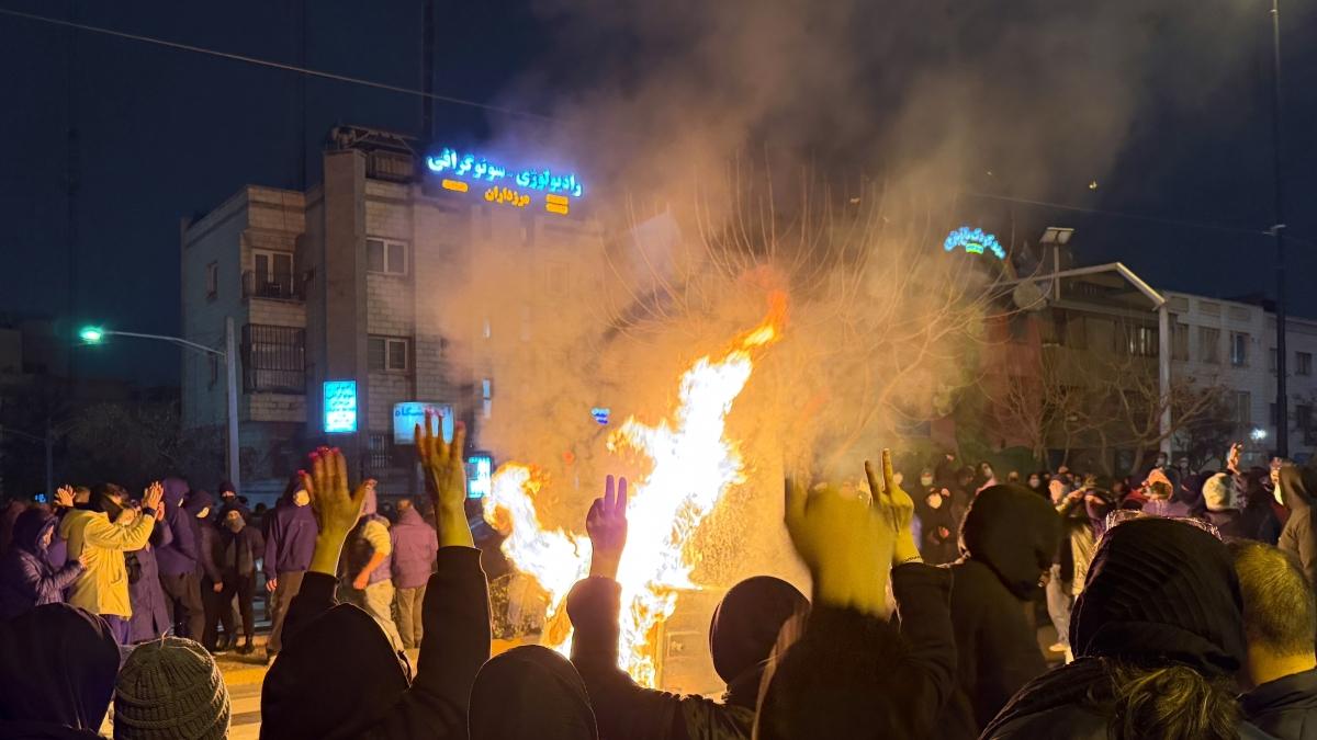 Rivolte in Iran, aggiornamenti in tempo reale: il governo americano consiglia ai cittadini di lasciare il paese senza indugi