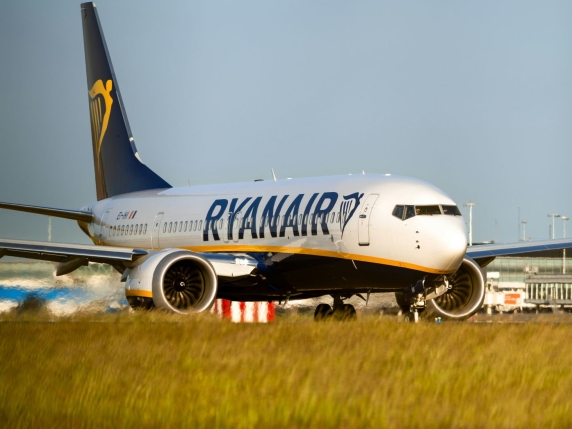 Ryanair punta al Wi-Fi gratuito a bordo: negoziati in corso con Amazon e Starlink nonostante le controversie