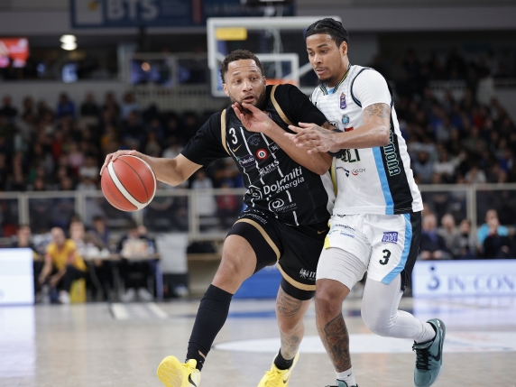 Sconfitta dell'Aquila a Trento: Vanoli trionfa 94-85 tra gli errori degli avversari