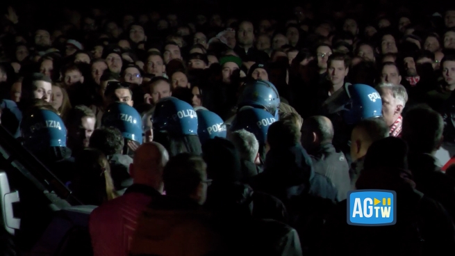 Scontro tra tifosi tedeschi e forze dell'ordine durante il viaggio verso l'Olimpico Roma-Stoccarda