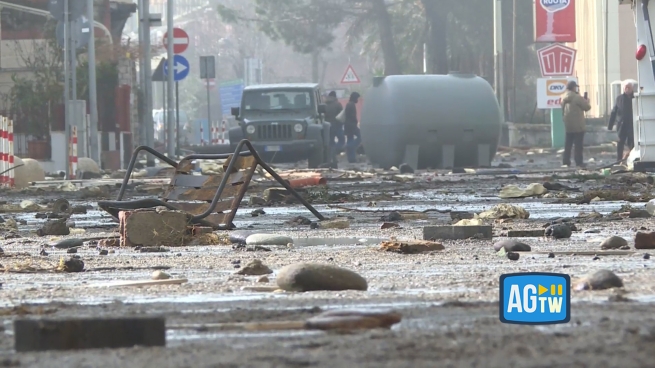 Sicilia, il ciclone Harry provoca danni enormi: spiagge distrutte, imbarcazioni in strada e strutture danneggiate