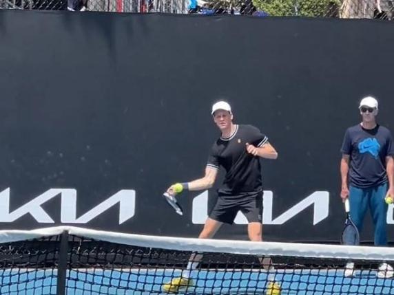 Sinner accolto da una folla entusiasta durante l'allenamento e attacca Kyrgios: tennis insieme, ma non fuori dal campo