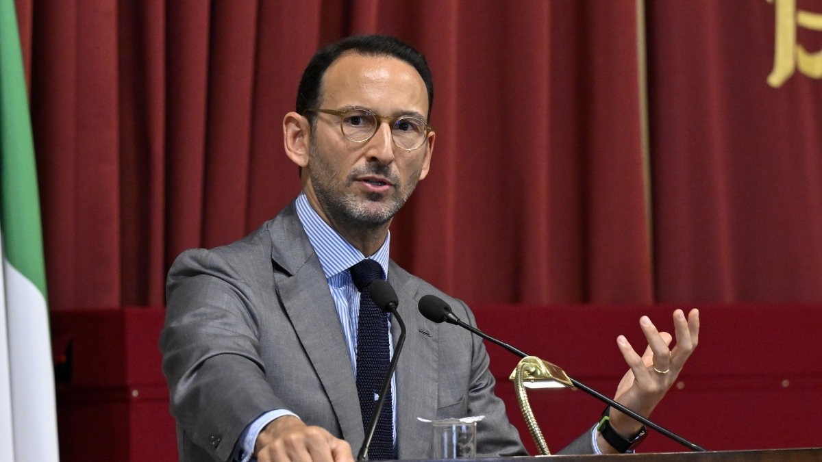 Tajani frena sugli alleati riguardo al sottosegretario leghista Freni, tensioni legate al settore bancario