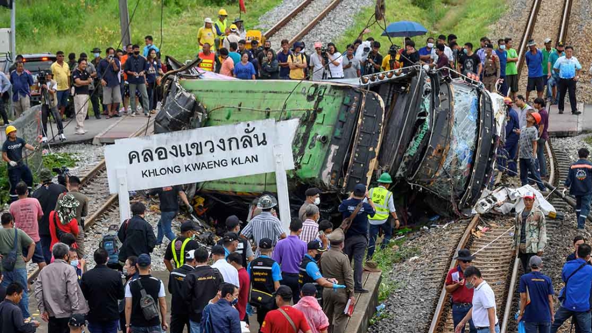 Thailandia, crollo di una gru colpisce un treno in movimento: 22 vittime e oltre 30 feriti