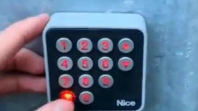 Tifoso accede allo stadio di Bergamo indossando il pin «1907», anniversario di fondazione dell'Atalanta: il video sui social