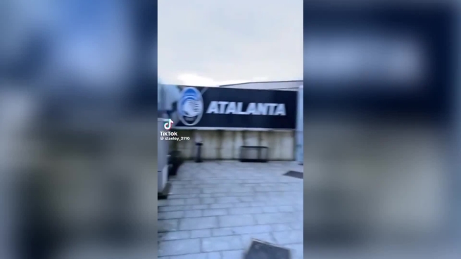 Tifoso accede allo stadio di Bergamo indossando il pin «1907», l'anno di nascita dell'Atalanta: il video diventa virale sui social