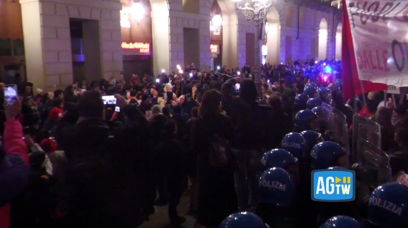 Torino, conflitti durante il transito della fiaccola olimpica. Forze dell'ordine fermano i dimostranti
