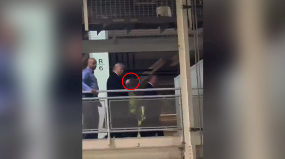 Trump mostra il gesto dell'ombrello a un dipendente della Ford che lo critica