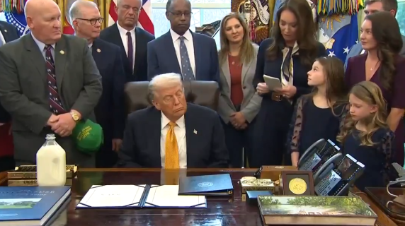 Trump si addormenta nell'ufficio ovale e una bambina lo sorprende