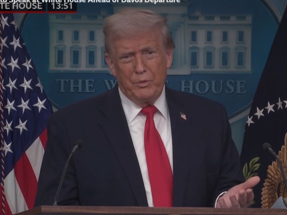 Trump sulla Groenlandia e i dazi anticipa sorprese e deride Macron e Starmer prima del suo show televisivo