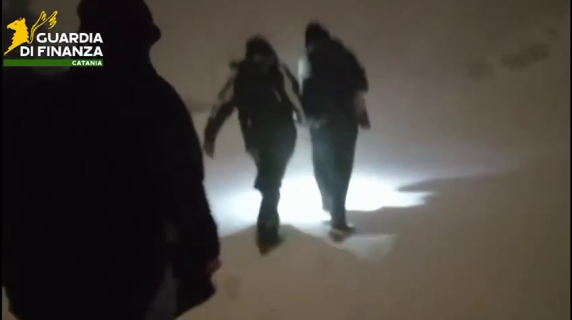 Turisti svizzeri intrappolati sull'Etna a causa di una tempesta di neve: il filmato del recupero