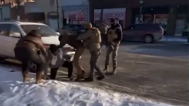 Ucciso a Minneapolis mentre difendeva una donna: la tragica sorte dell'uomo colpito dagli agenti federali