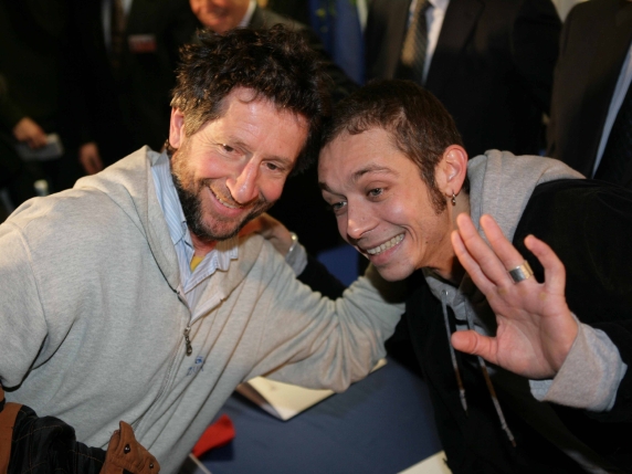 Valentino Rossi e il padre in lite legale: la compagna di Graziano preleva 200mila euro dal suo conto, accusata di circonvenzione di incapace