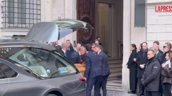 Valentino, il feretro giunge alla sala del commiato