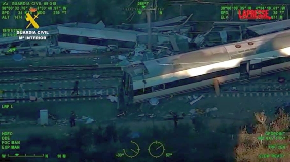 Visione aerea dei treni usciti dai binari in Andalusia: rottami e vagoni spezzati