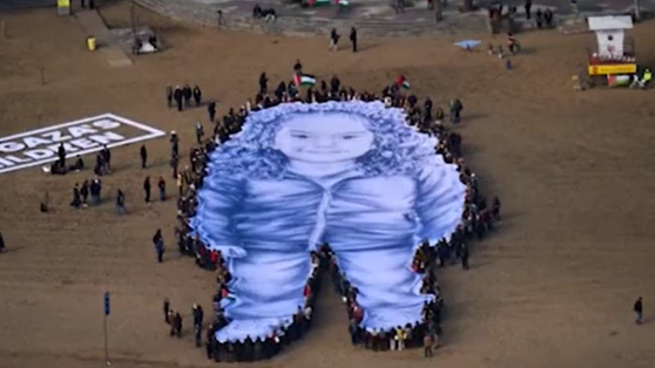 A Barcellona appare la grande silhouette di Hind Rajab, la giovane vittima di Gaza due anni fa