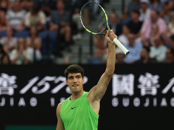 Alcaraz trionfa agli Australian Open dopo un dramma contro Zverev: «Ho vomitato» e lacrime di gioia, il tedesco accusa: «Sono crampi! Li state tutelando»