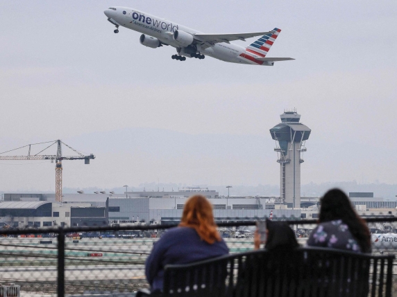 American Airlines in difficoltà finanziaria e dipendenti in protesta: il CEO Isom in crisi