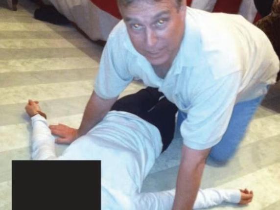 Andrea in ginocchio accanto a una donna: la foto dell'ex principe e le email con Epstein invitandolo a Buckingham Palace per un incontro riservato