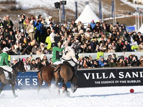 Attività sportiva e champagne, un connubio all'insegna dello Snow Polo