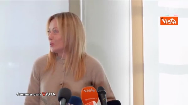 Bacchette, perseveranza e diplomazia K-pop: un'analisi del viaggio di Meloni a Tokyo su Camera con Vista