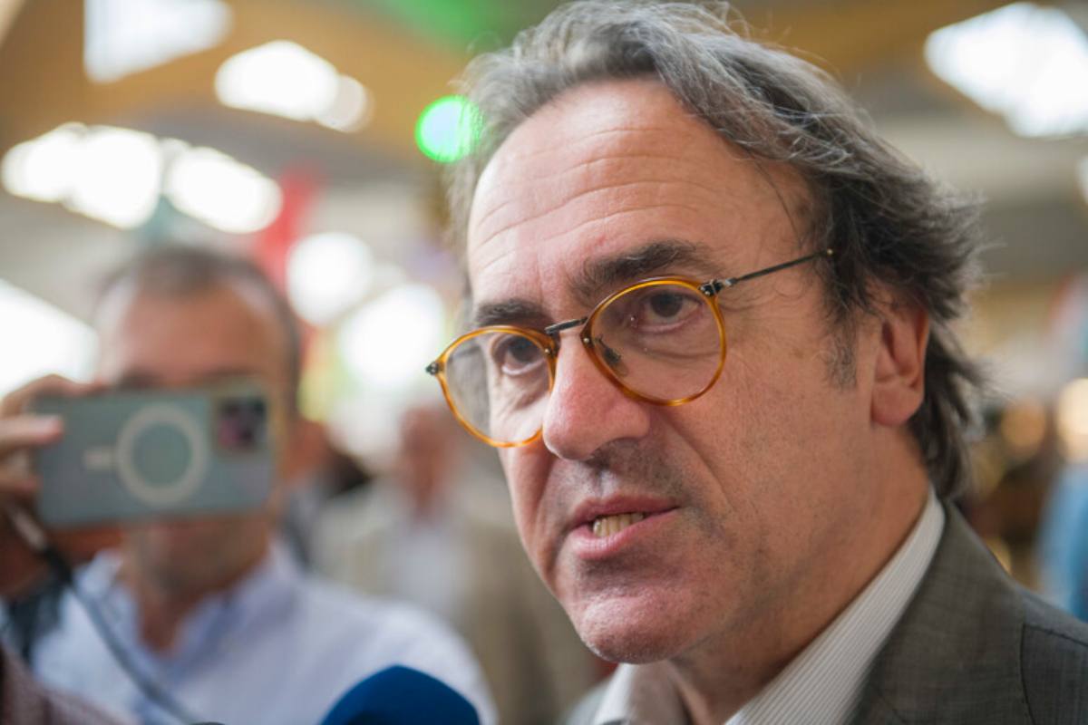 Bonelli accusa Meloni di avallare Trump e sottolinea il rischio di un nuovo colonialismo in Italia.