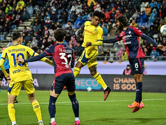 Cagliari trionfa 4-0 contro il Verona: una serata nera per gli Hellas, i sardi dominano già nel primo tempo