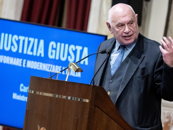 Conflitto tra partiti sul caso del software di sorveglianza, la Procura di Roma: assente reato