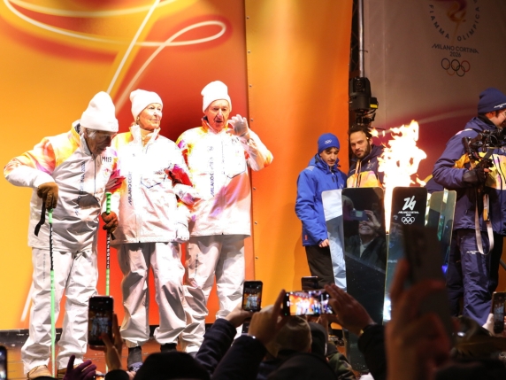 Cortina dà il via alle Olimpiadi con l'accensione del braciere e la parata dei tedofori tra la gente