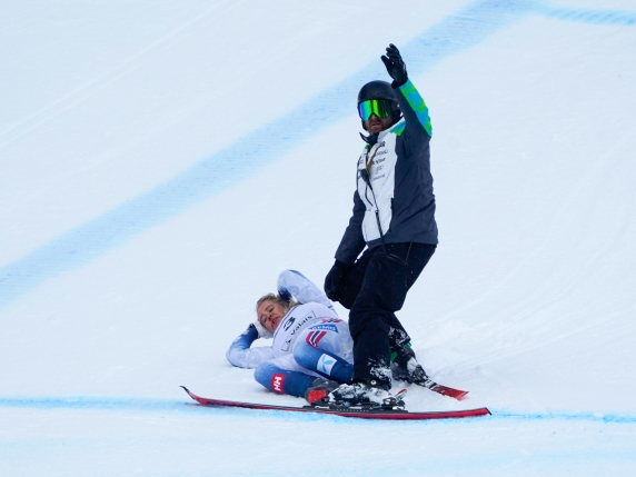 Crans Montana, annullata la discesa libera dopo le cadute di Vonn e Monsen, Goggia e Brignone non erano ancora partite, Lindsey in ospedale per controlli
